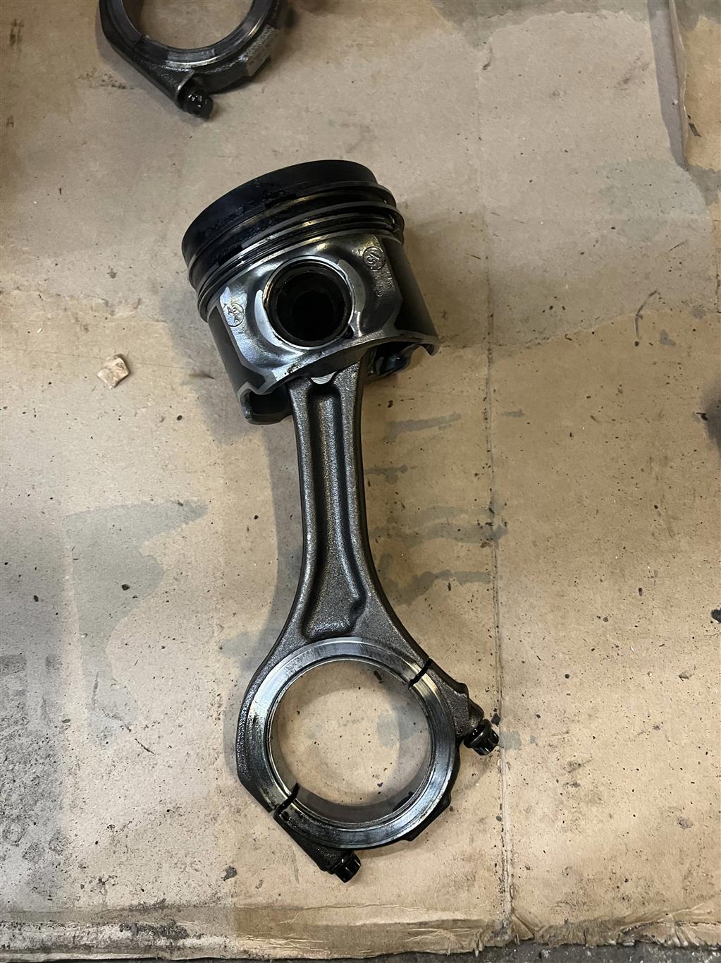 Audi Q7 (4L)  2005 - 2009 для Поршень с шатуном