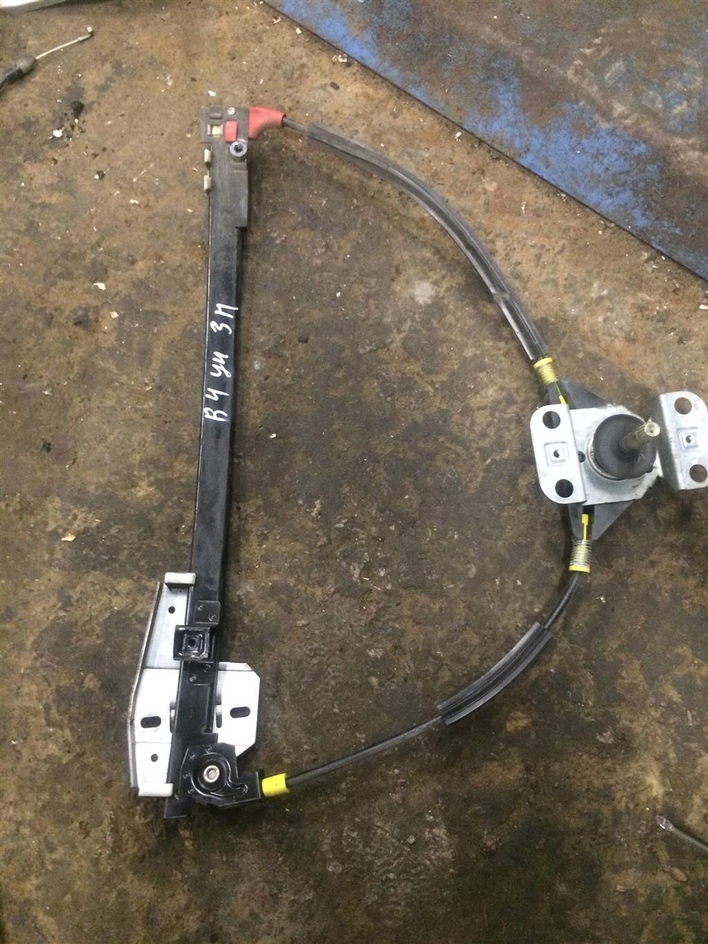 Volkswagen Passat (B4) 1994-1996 для Стеклоподъемник задний правый