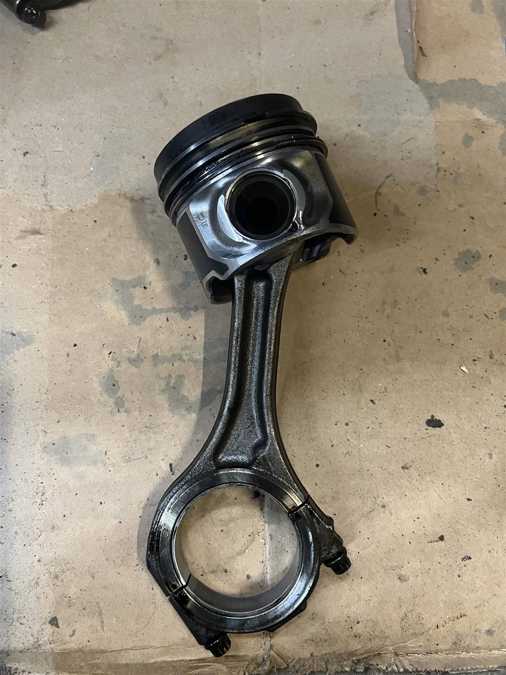 Audi Q7 (4L)  2005 - 2009 для Поршень с шатуном