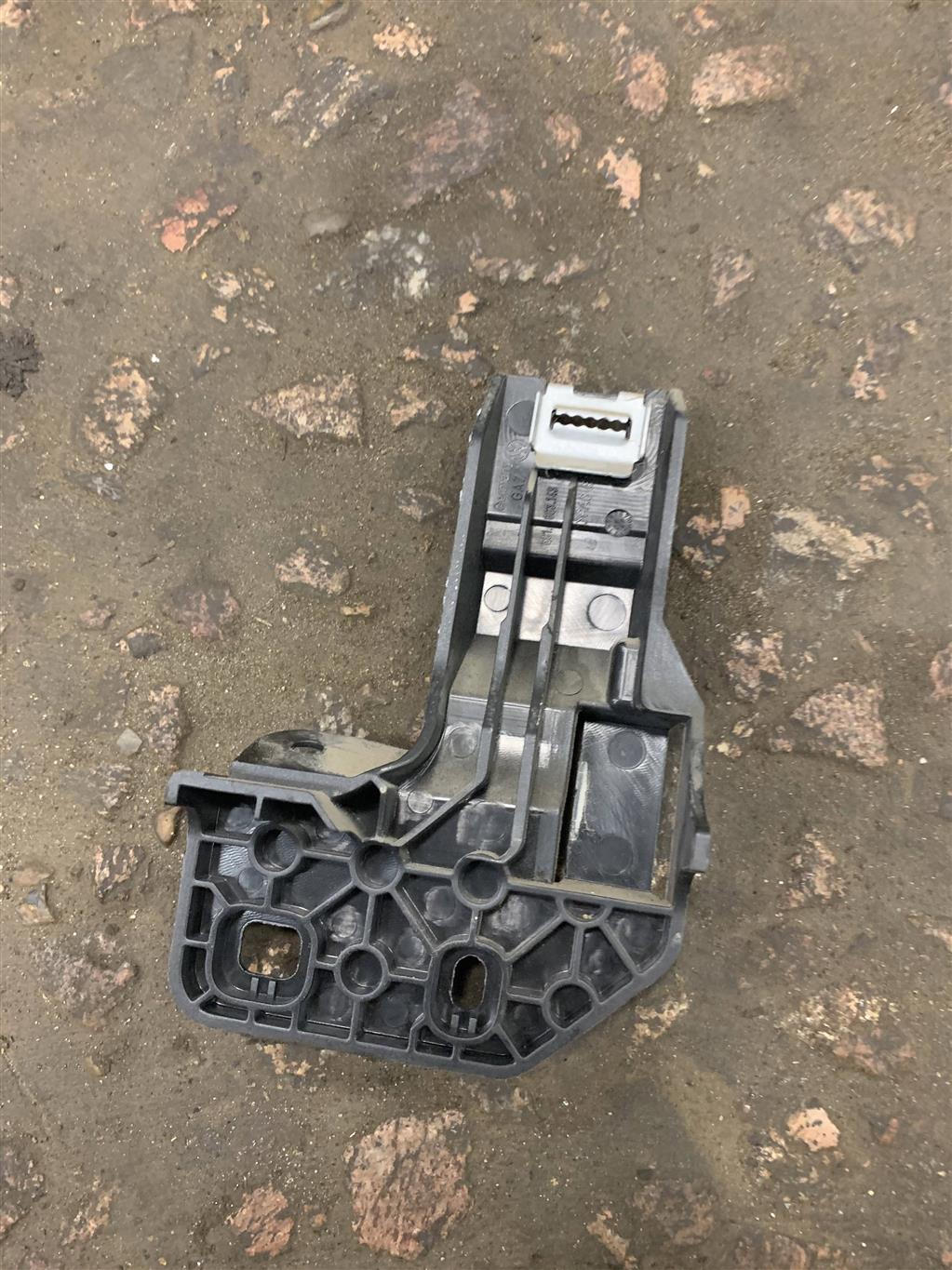 Volkswagen Passat (B6) 2005-2010 для Кронштейн