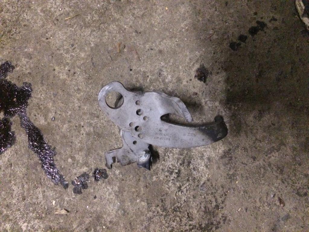 Volkswagen Passat (B6) 2005-2010 для Кронштейн