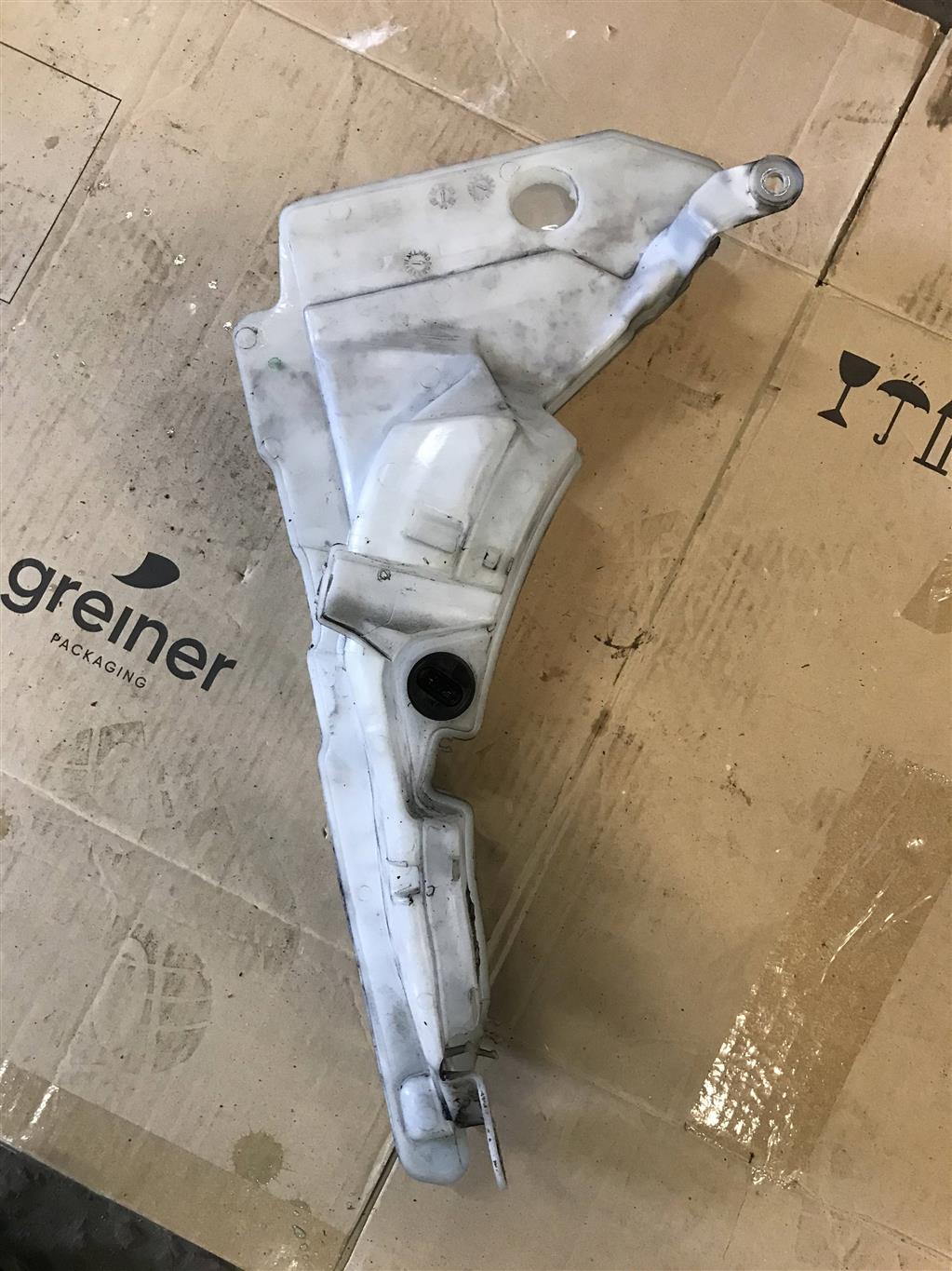 Audi A6 (C6 4F) 2005-2008 для Бачок омывателя лобового стекла