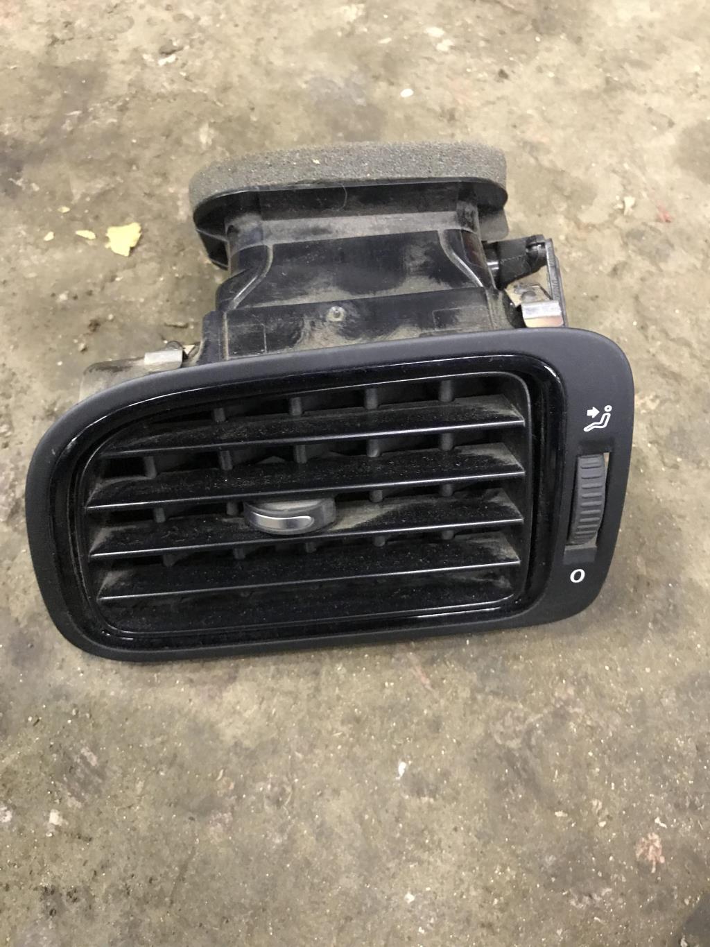 Volkswagen Polo (Sed RUS) 2011-2015 для Дефлектор приточного воздуха