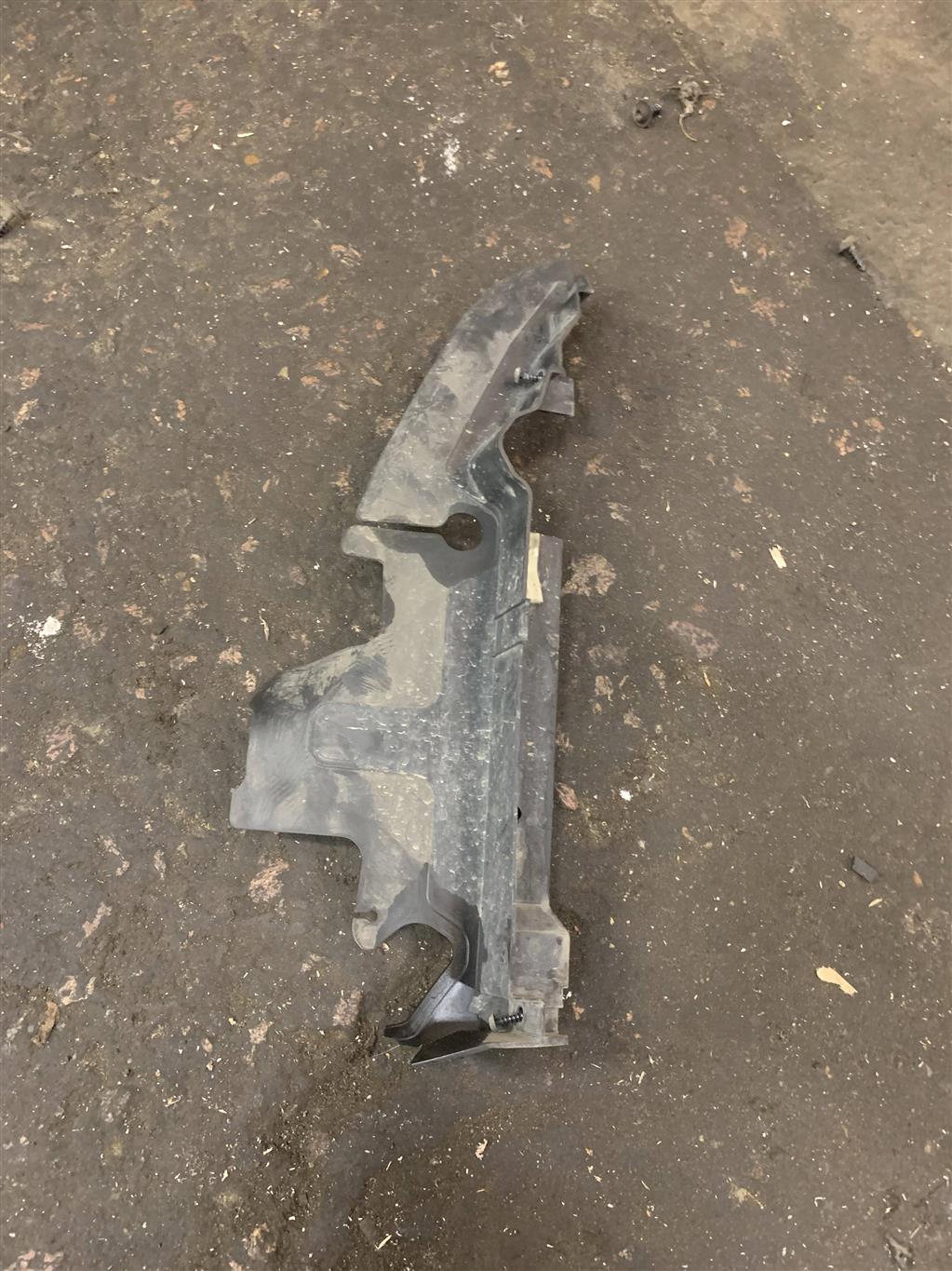 Audi A6 (C6 4F) Allroad quattro 2005-2012 для Воздуховод радиатора правый