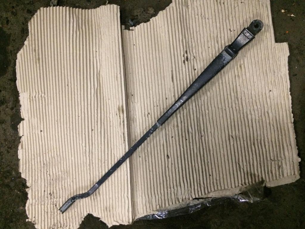 Volkswagen Passat (B3) 1988-1993 для Поводок стеклоочистителя передний правый