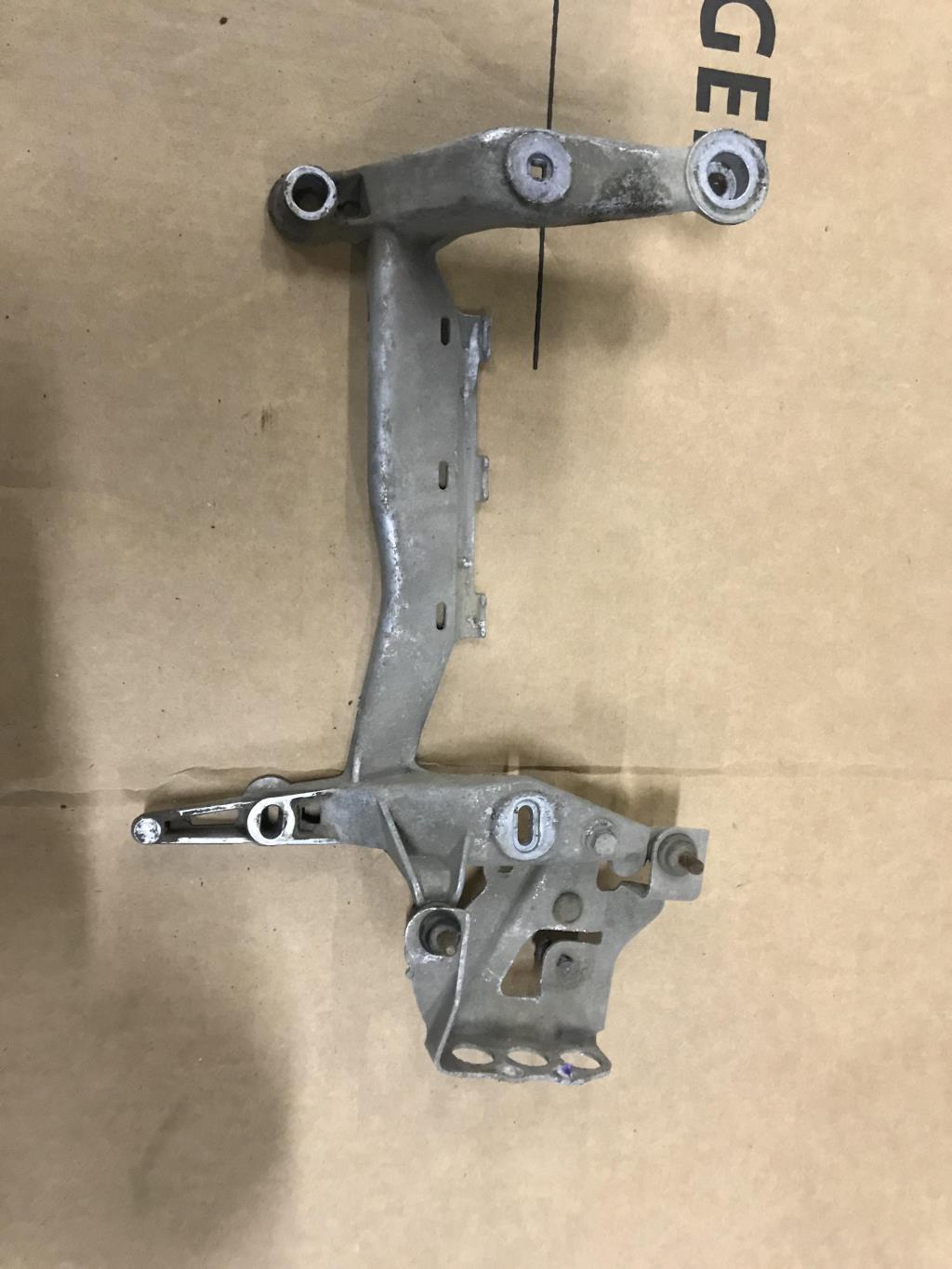 Audi Q7 (4L)  2005 - 2009 для кронштейн пневмонасоса