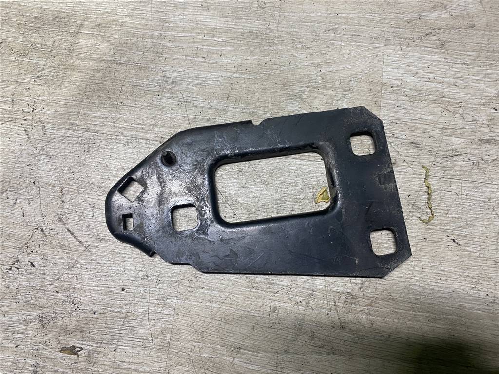 Audi A4 (B8) 2007-2012 для Кронштейн усилителя переднего бампера правый