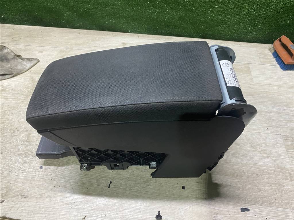 Volkswagen Passat (B7) 2011-2015 для Подлокотник