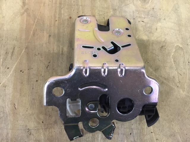 Audi A3 (8V) 2016-2019 рестайлинг для Замок багажника