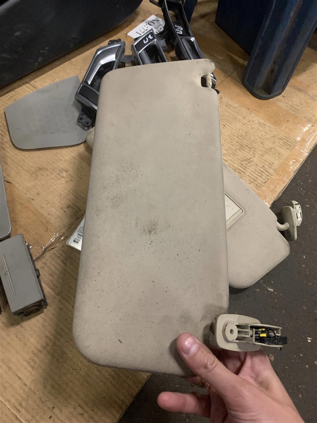 Audi A6 (C5) 2001-2004 рестайлинг для Козырек солнцезащитный (внутри)