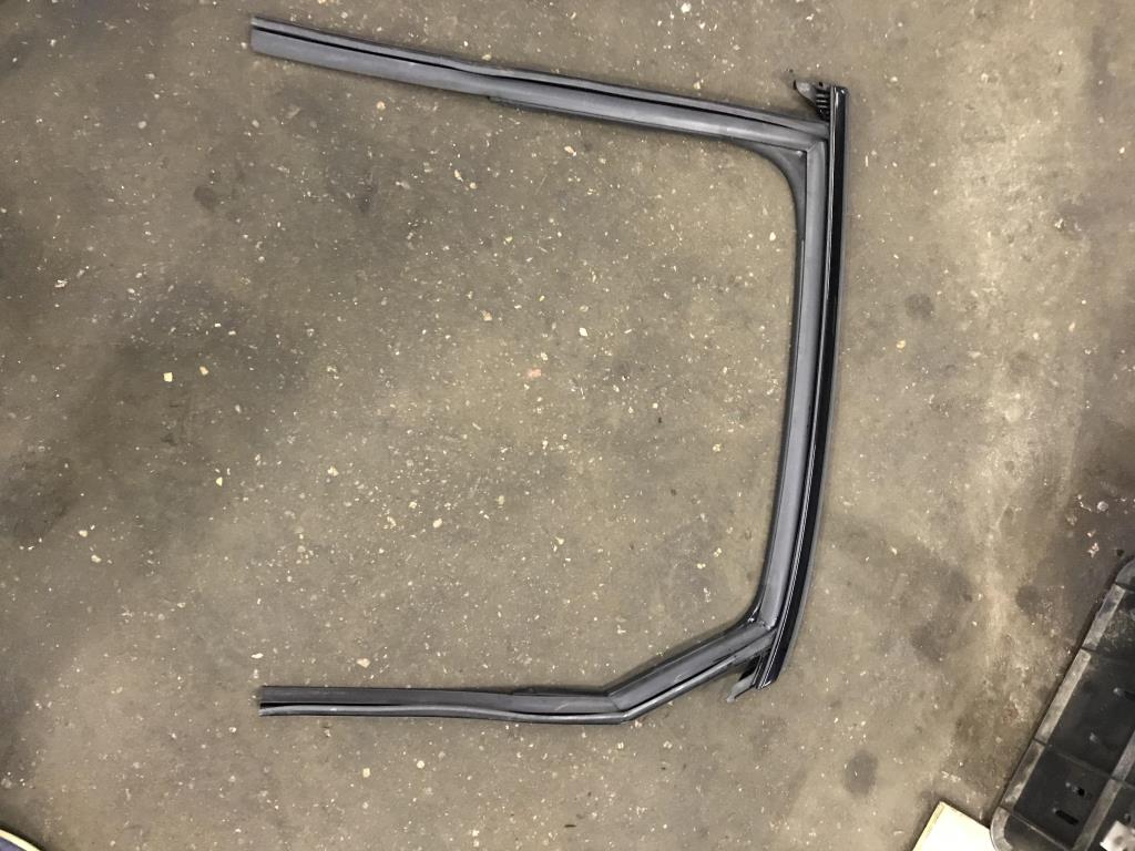 Audi A3 (8V) 2016-2019 рестайлинг для уплотнитель стекла двери задний левый