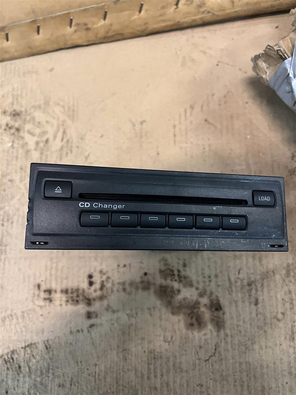 Audi A6 (C6 4F) Allroad quattro 2005-2012 для CD чейнджер