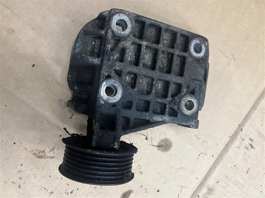 Audi Q7 (4L)  2005 - 2009 для Кронштейн генератора