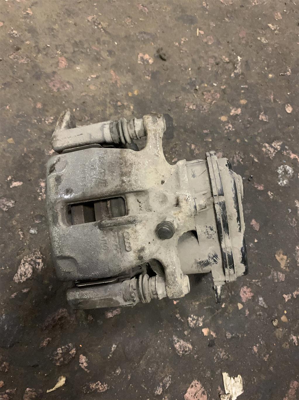 Audi A6 C7 для Суппорт задний левый