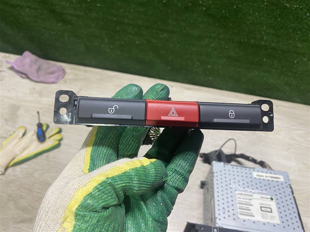 Land Rover Freelander 2 2007> для Кнопка аварийной сигнализации