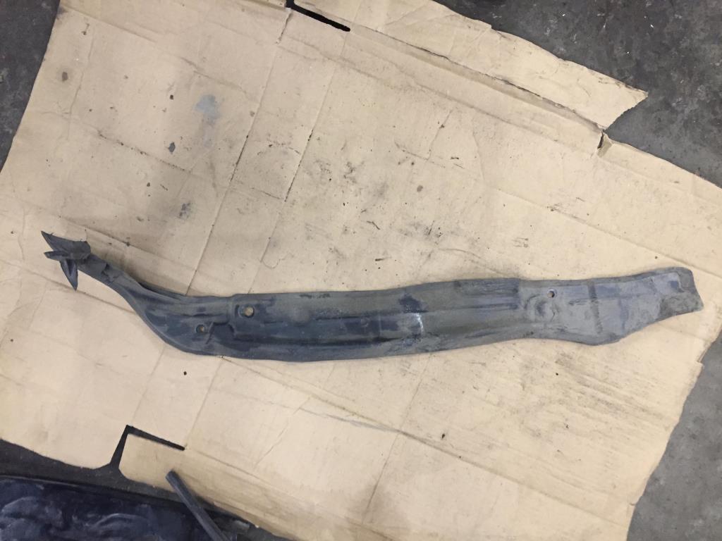 Audi Q7 (4L)  2005 - 2009 для пыльник переднего крыла