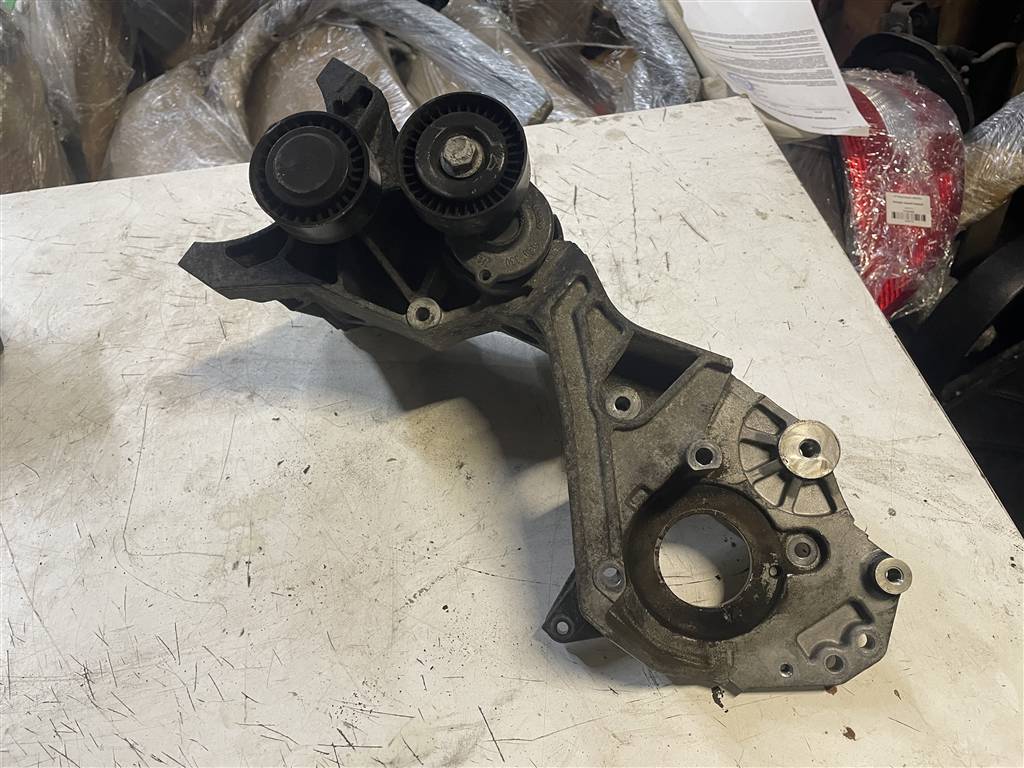 Audi A6 C7 для Кронштейн генератора