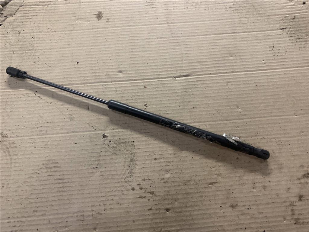 Volkswagen Touareg 7L 2002-2006 для Амортизатор капота