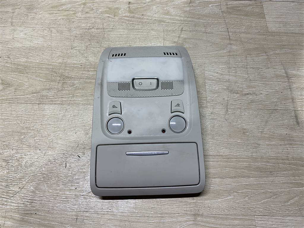 Audi A4 (B8) 2007-2012 для Плафон салонный