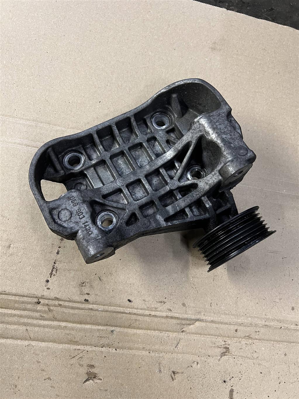 Audi Q7 (4L)  2005 - 2009 для Кронштейн генератора