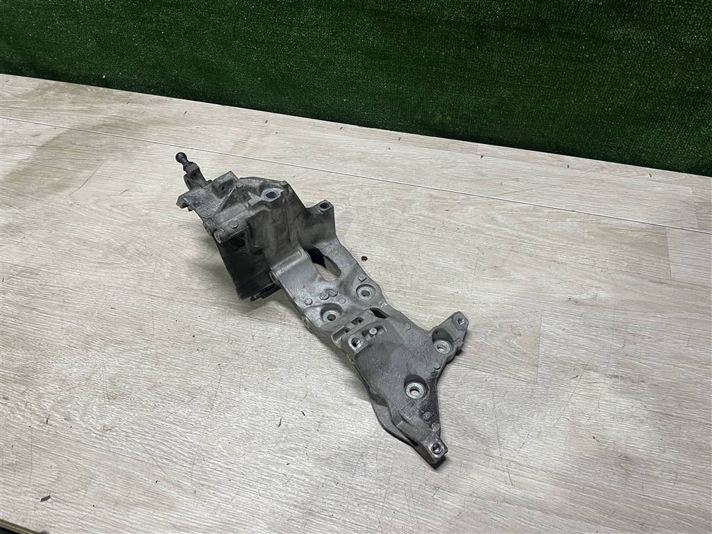 Skoda Octavia A7 для Кронштейн генератора