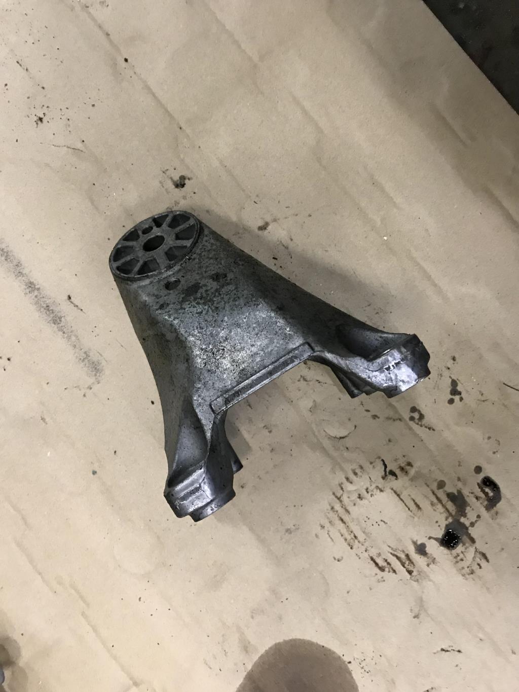 Audi Q7 (4L)  2009 - 2015 рестайлинг для Кронштейн опоры двигателя