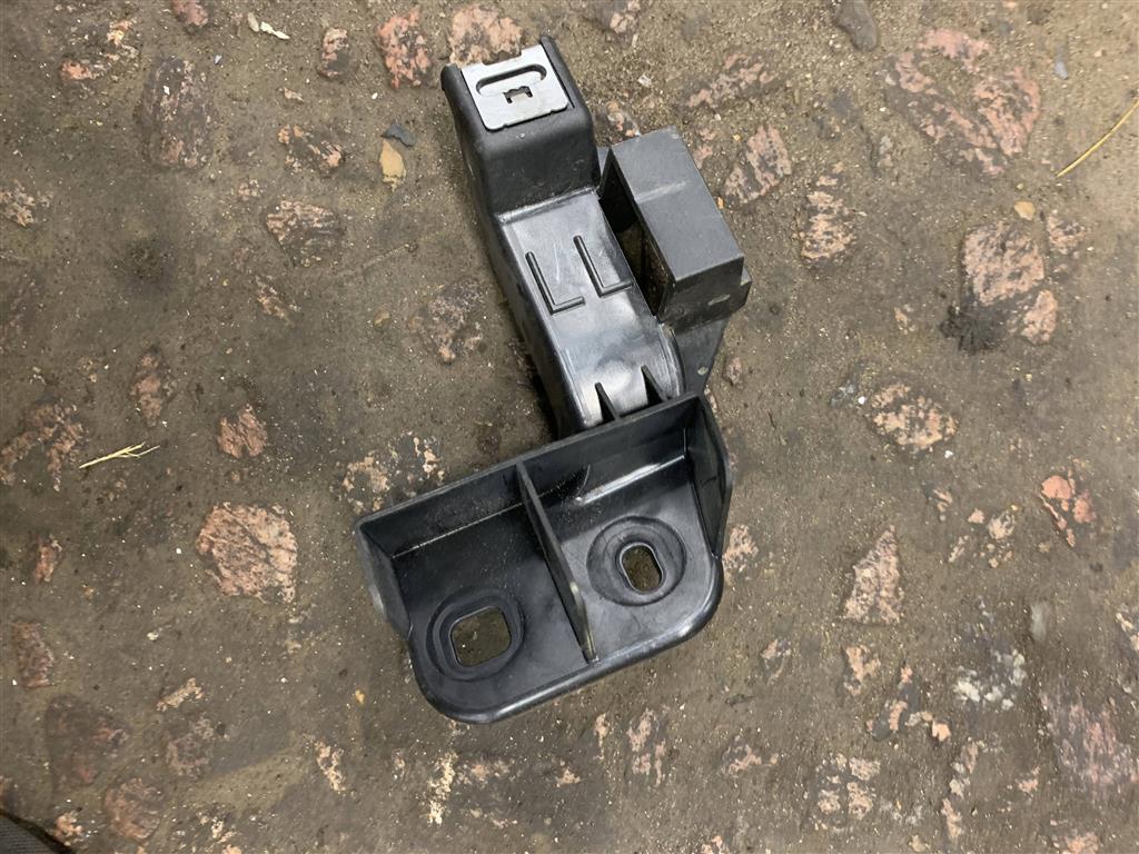 Volkswagen Passat (B6) 2005-2010 для Кронштейн