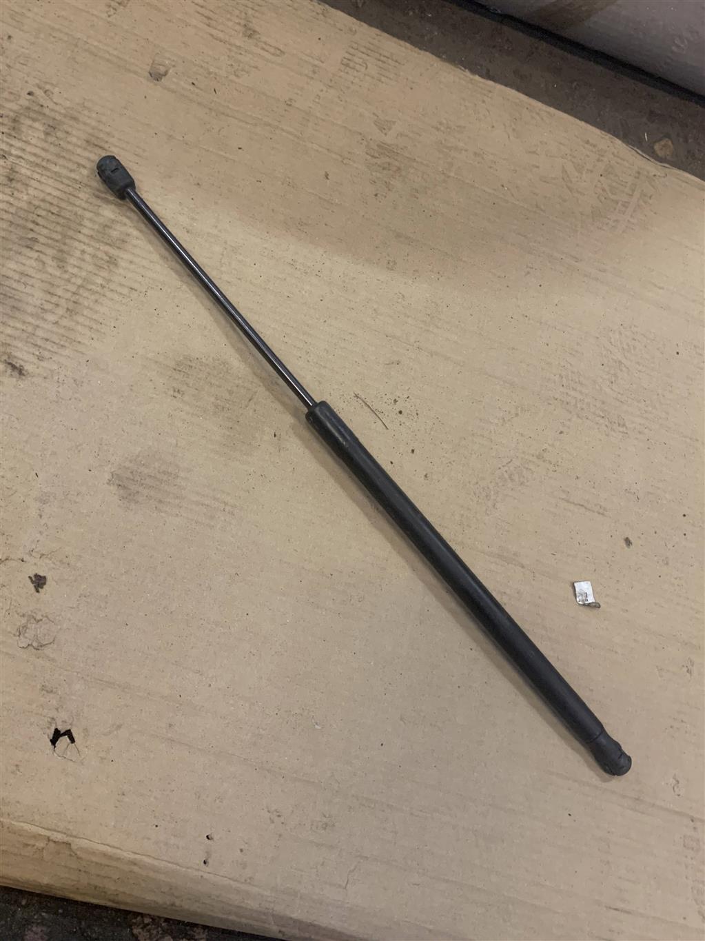 Volkswagen Touareg 7L 2002-2006 для Амортизатор капота