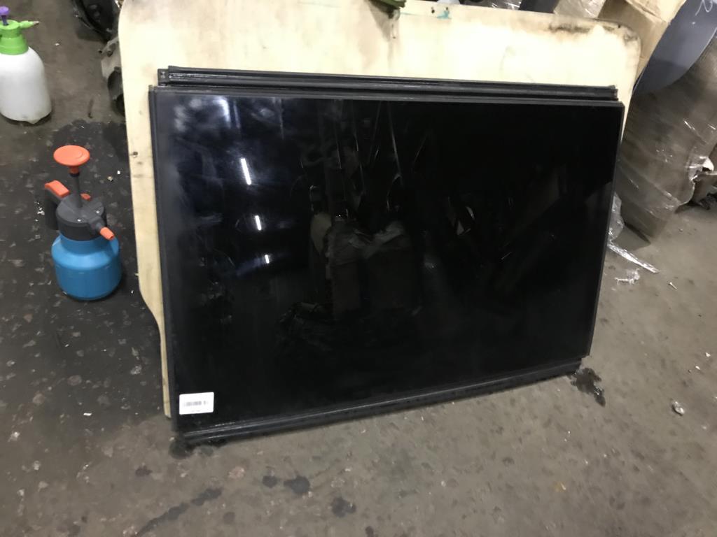 Audi Q7 (4L)  2005 - 2009 для стекло люка среднее