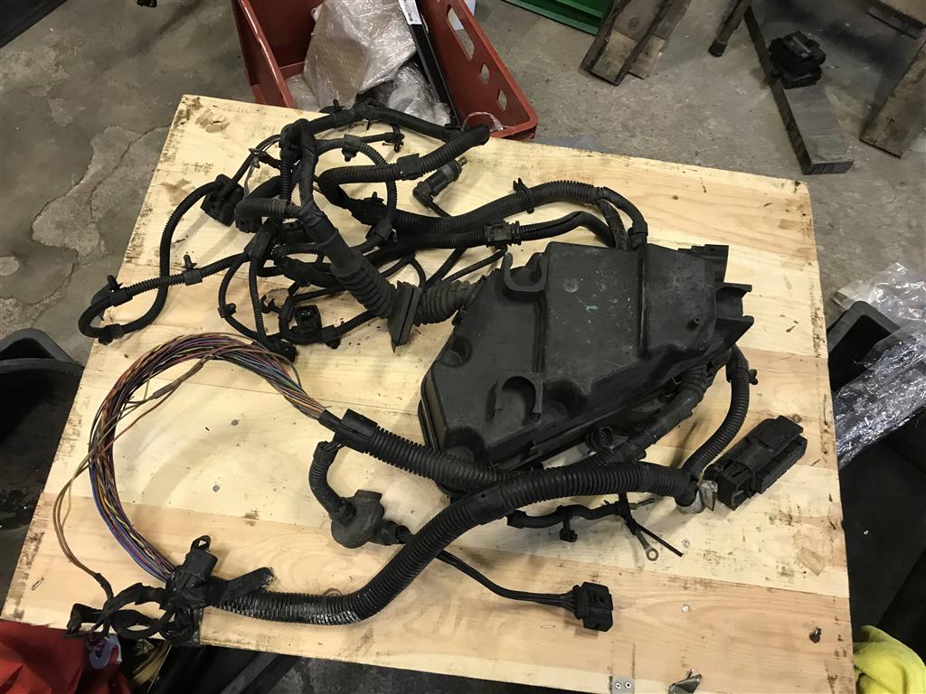 Volkswagen Touareg 7L 2002-2006 для жгут проводов моторного отсека