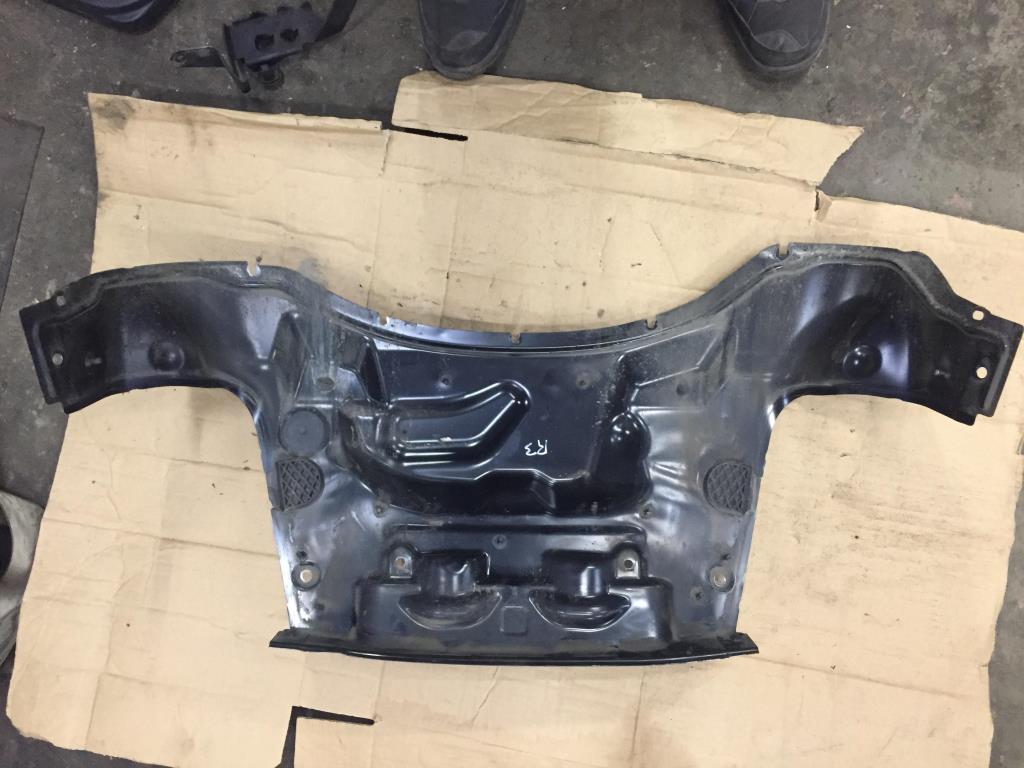 Audi Q7 (4L)  2005 - 2009 для Водоотводящий короб ДВС