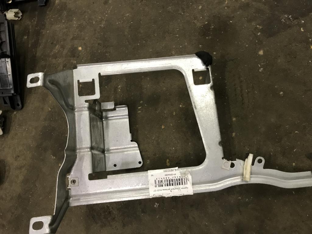 Audi Q7 (4L)  2005 - 2009 для Кронштейн блока управления