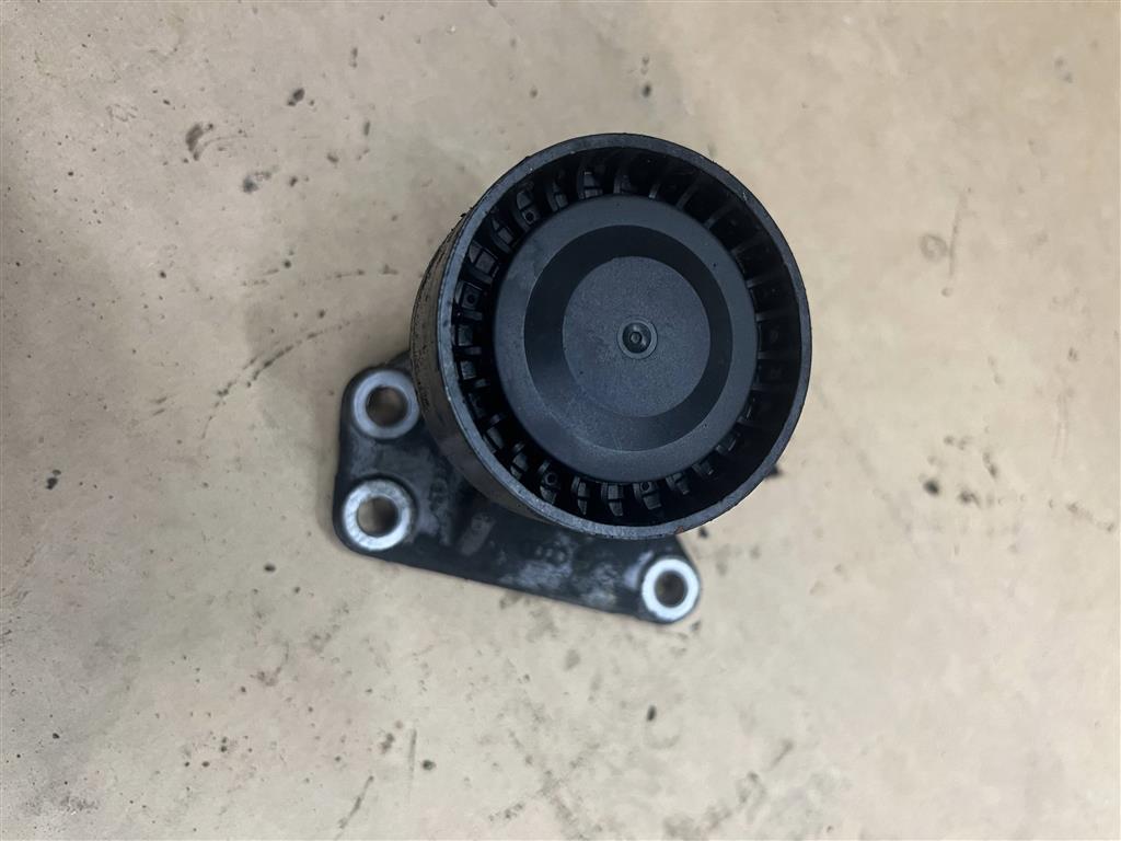 Audi Q7 (4L)  2005 - 2009 для Кронштейн ролика-натяжителя руч. ремня