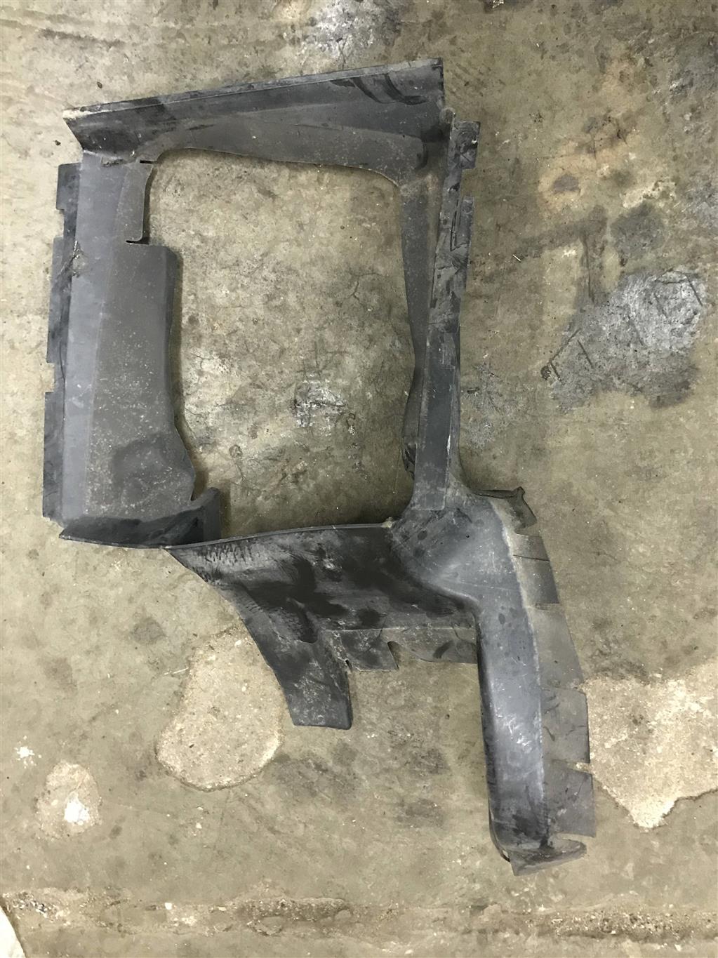 Audi Q7 (4L)  2005 - 2009 для Воздуховод радиатора правый