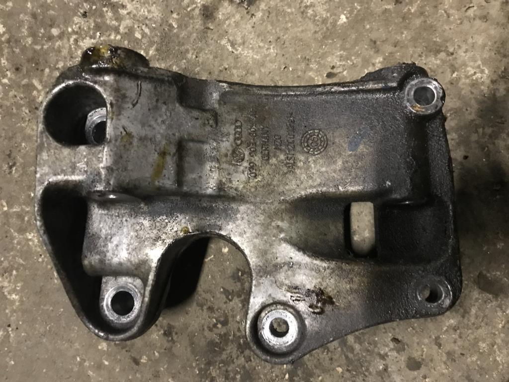 Audi Q7 (4L)  2005 - 2009 для Кронштейн генератора