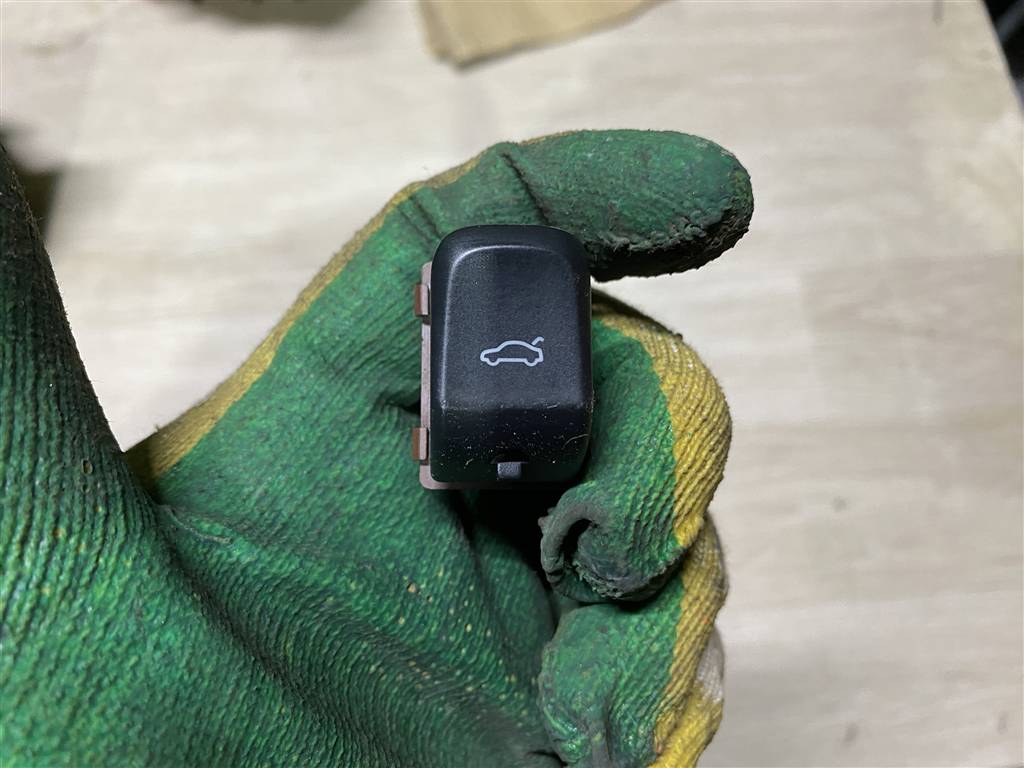 Audi A4 (B8) 2007-2012 для Кнопка открывания багажника