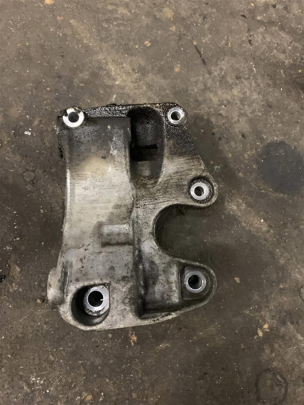 Audi Q7 (4L)  2005 - 2009 для Кронштейн генератора