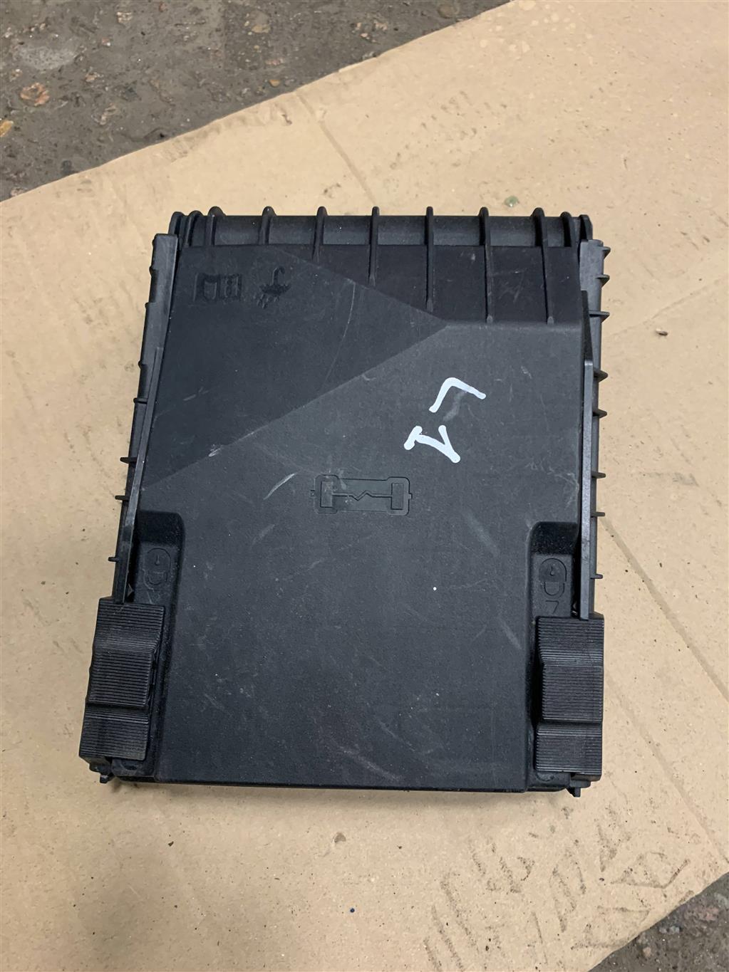 Volkswagen Golf V Plus 2005-2014 для Крышка блока предохранителей