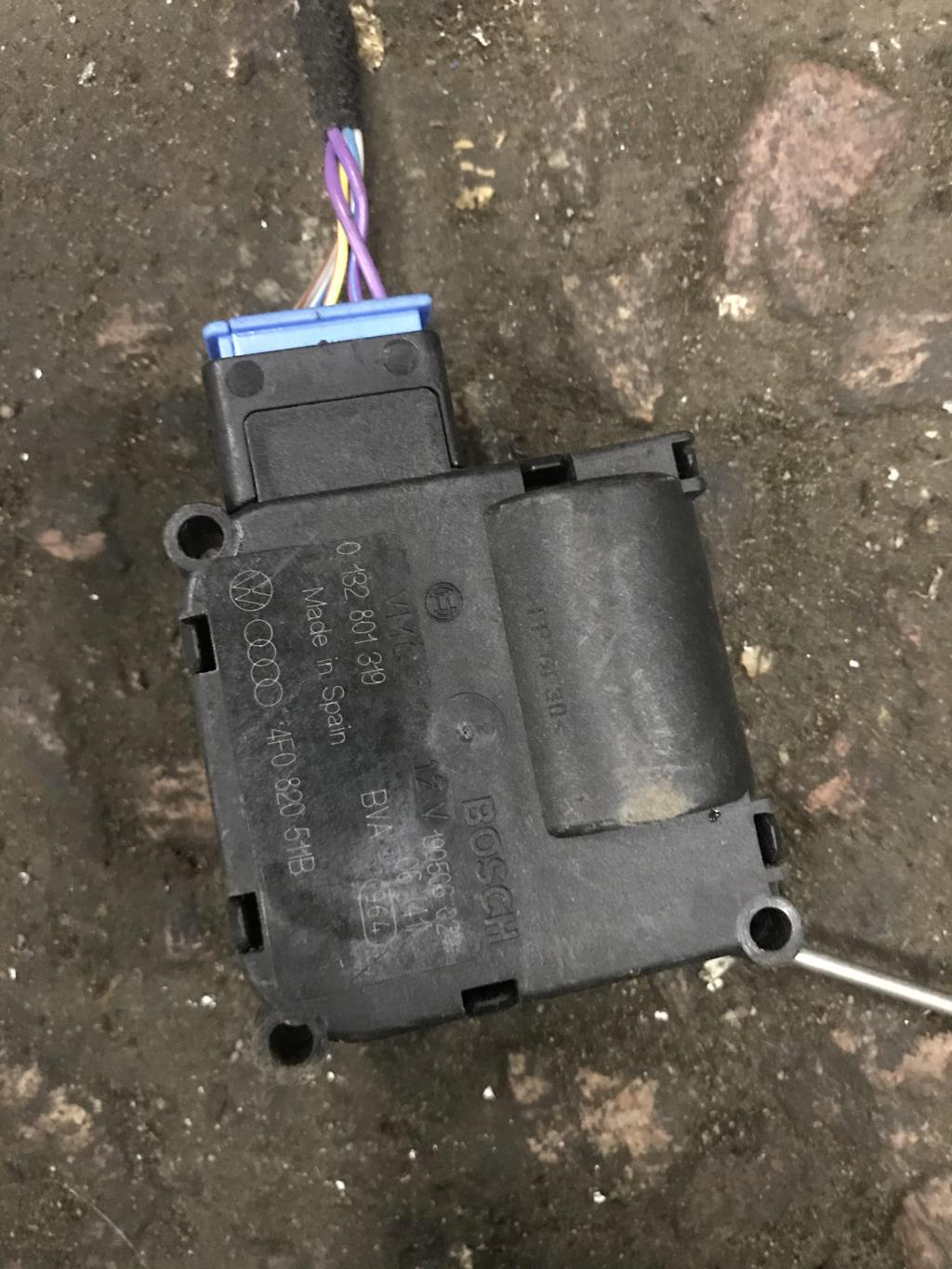 Audi Q7 (4L)  2005 - 2009 для Мотор заслонки печки