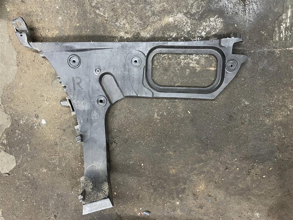 Audi Q7 (4L)  2005 - 2009 для Направляющая заднего бампера правая