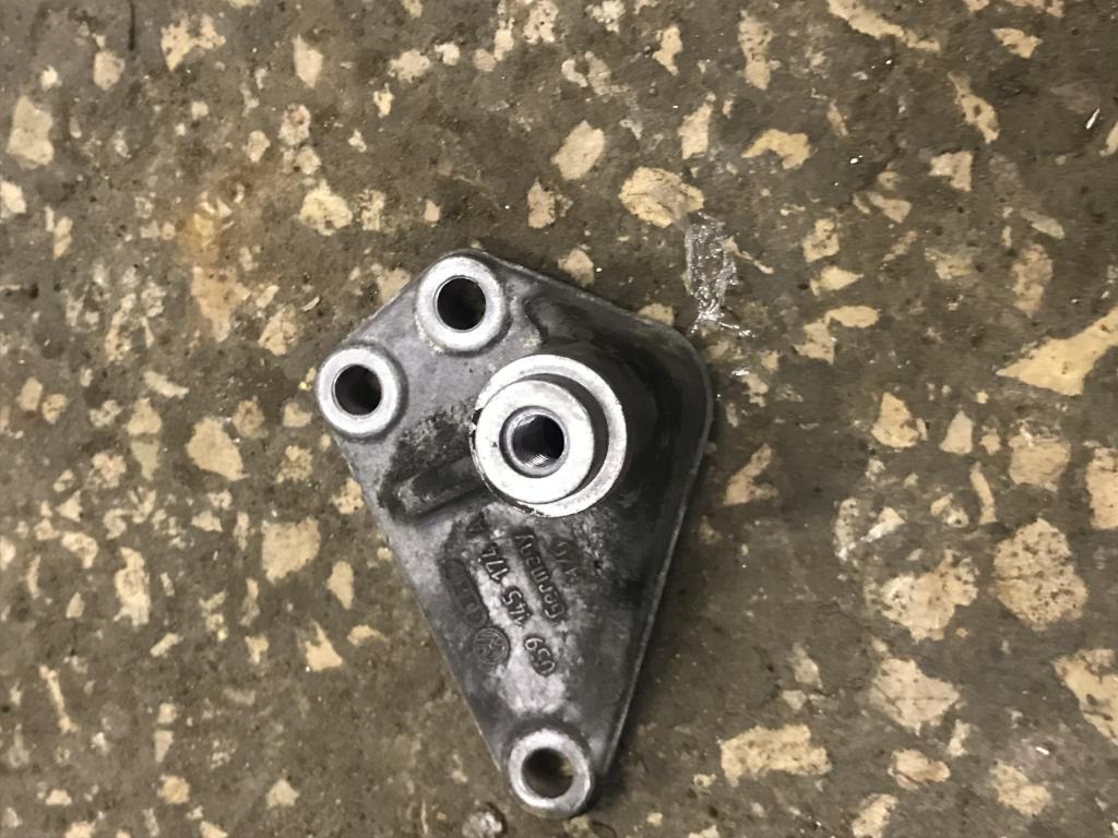 Volkswagen Touareg 7L 2007-2010 для Кронштейн ролика-натяжителя руч. ремня