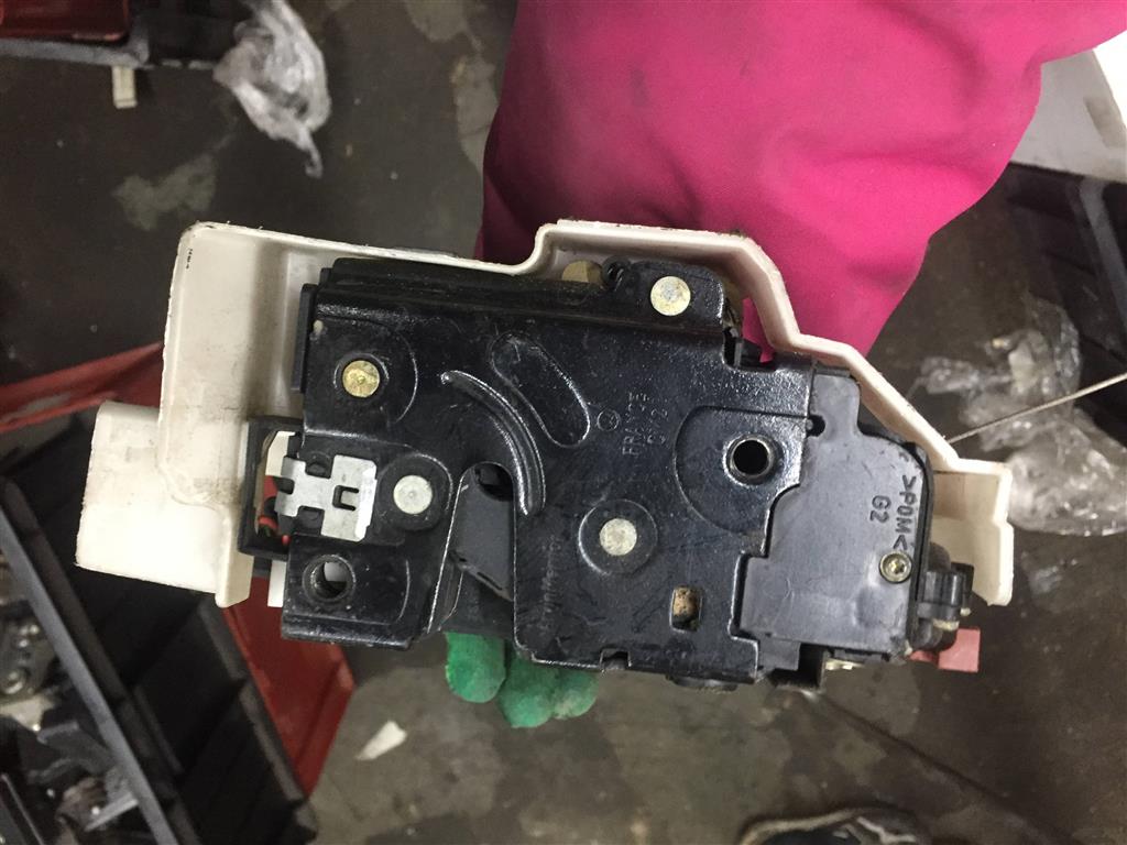 Volkswagen Touareg 7L 2002-2006 для Замок двери задней левой