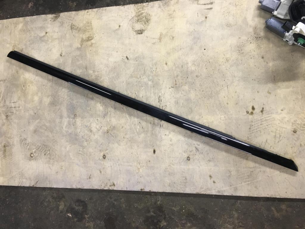 Mercedes-Benz W205 C205 Coupe для Молдинг стекла двери передней правой