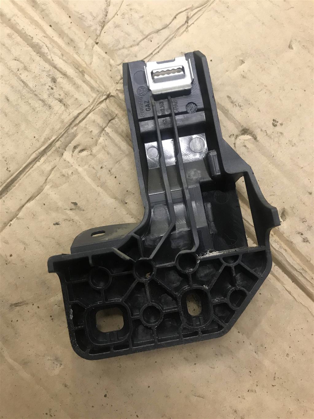 Volkswagen Passat (B6) 2005-2010 для Кронштейн