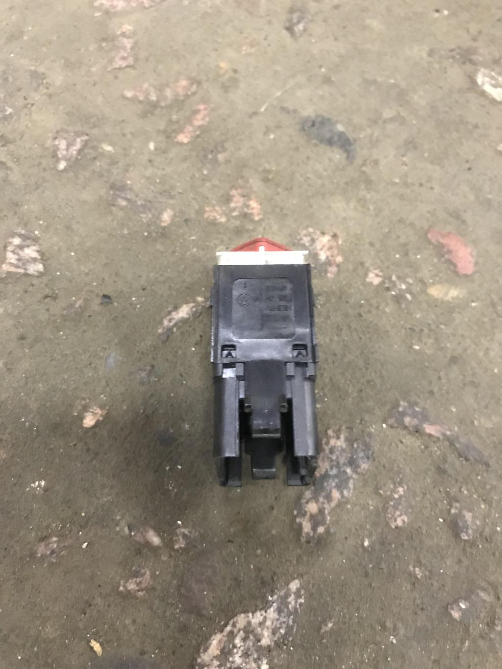 Volkswagen Passat (B6) 2005-2010 для Кнопка аварийной сигнализации