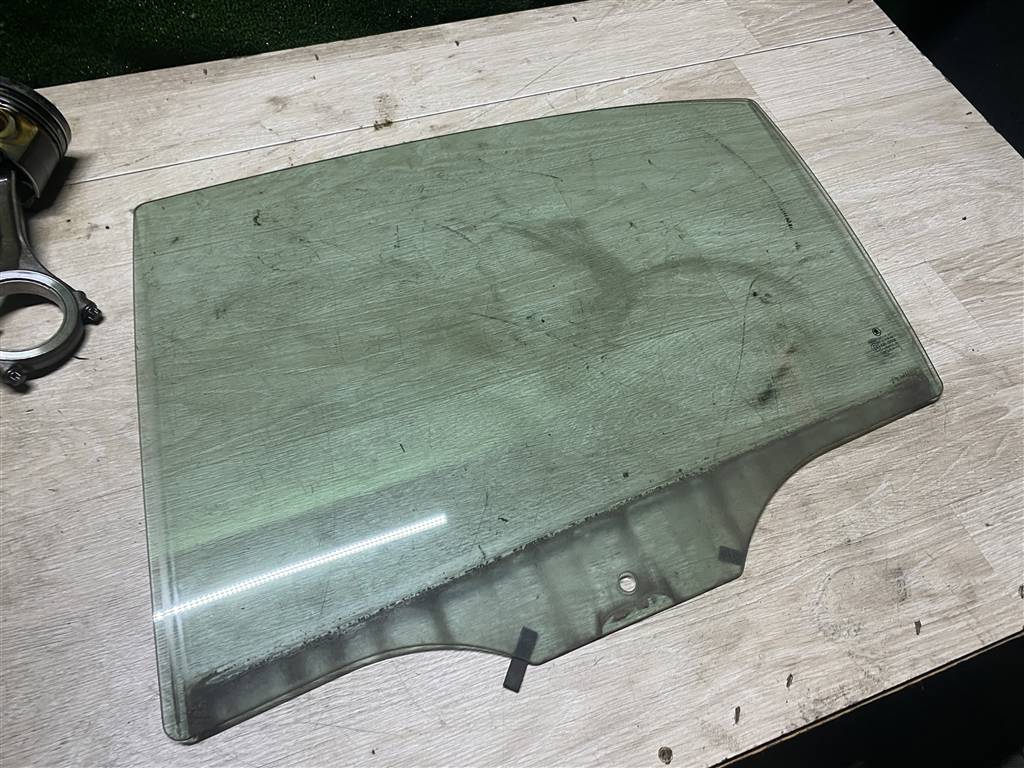 Skoda Octavia A7 для Стекло двери задней левой