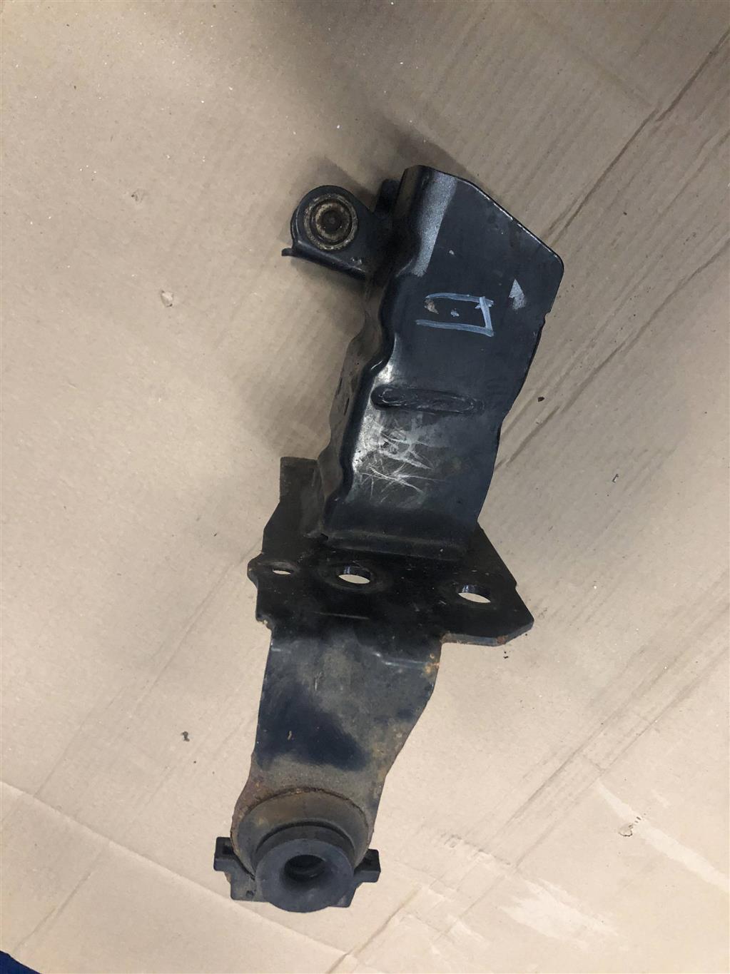 Audi Q7 (4L)  2005 - 2009 для Кронштейн усилителя переднего бампера правый