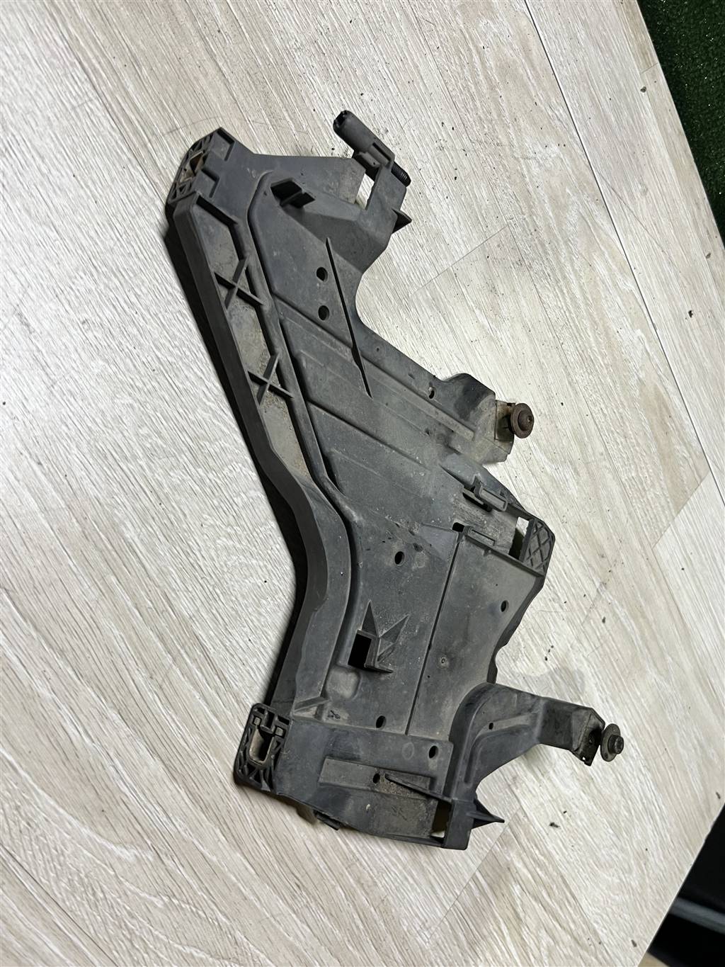 Audi A4 (B8) 2007-2012 для Кронштейн фары левый