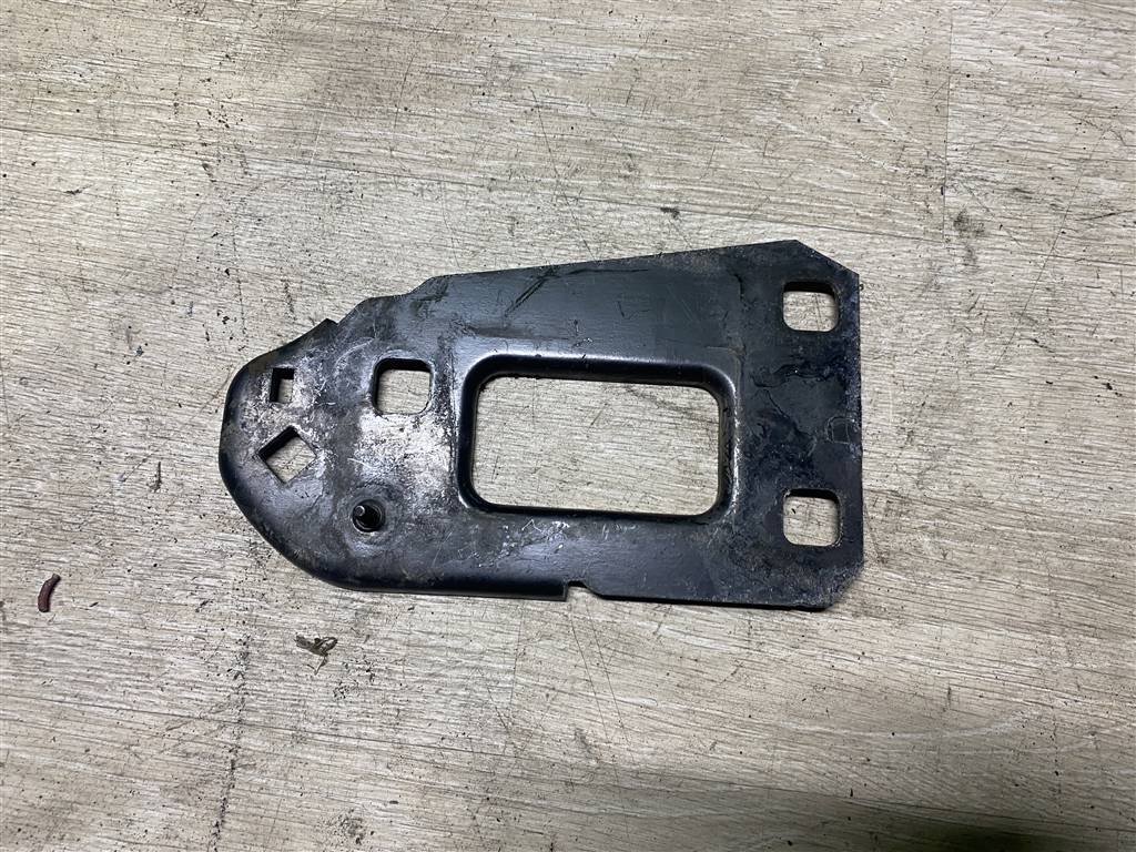 Audi A4 (B8) 2007-2012 для Кронштейн усилителя переднего бампера левый