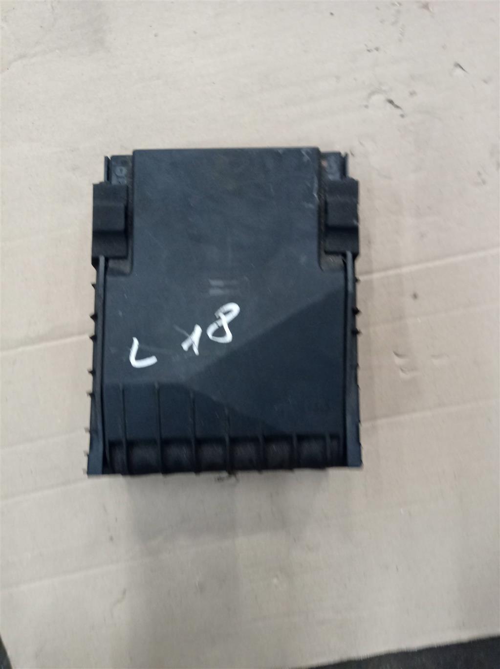 Volkswagen Golf V 2003-2009 для Крышка блока предохранителей